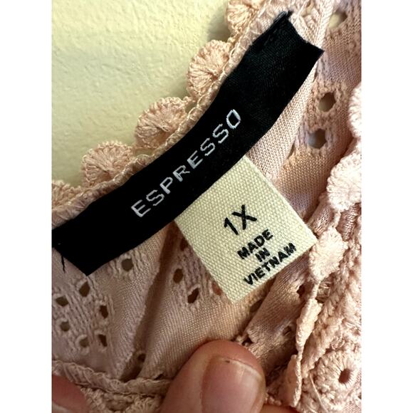 Espresso Blush Pink Eyelet Crochet Boho Top Women’s 1X Flutter Slee - Picture 3 of 6